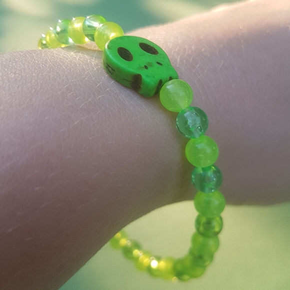 💀 Toxic Skull Slime Bracelet - Picture 2 of 9